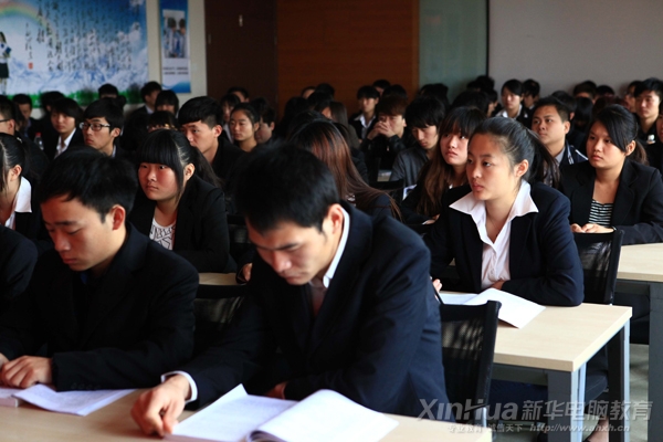 同学们认真听取领导讲话