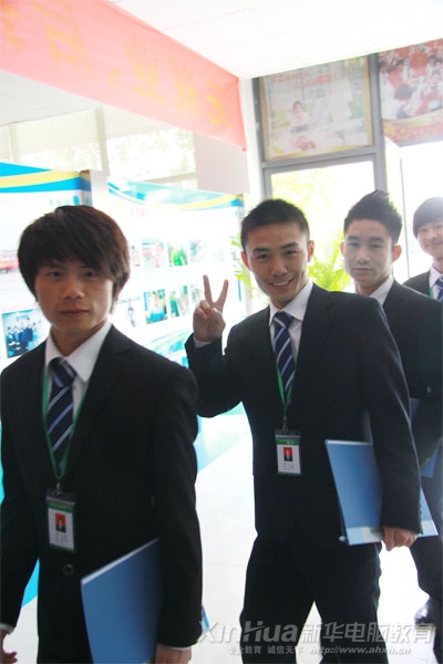 阳光自信的实训特色班学子