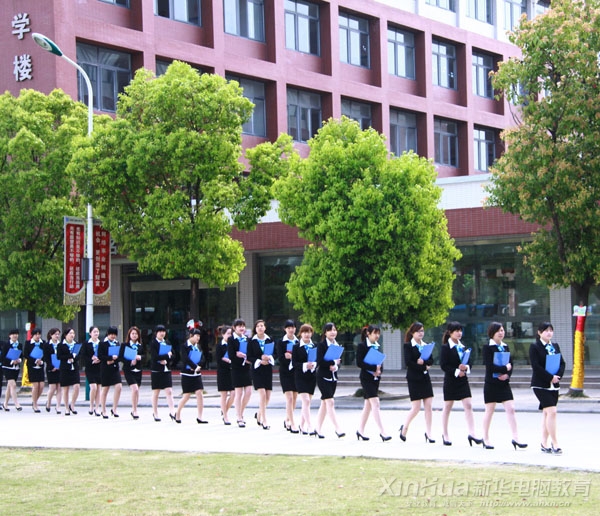 身着职业装的实训特色班学子是校园一道亮丽的风景