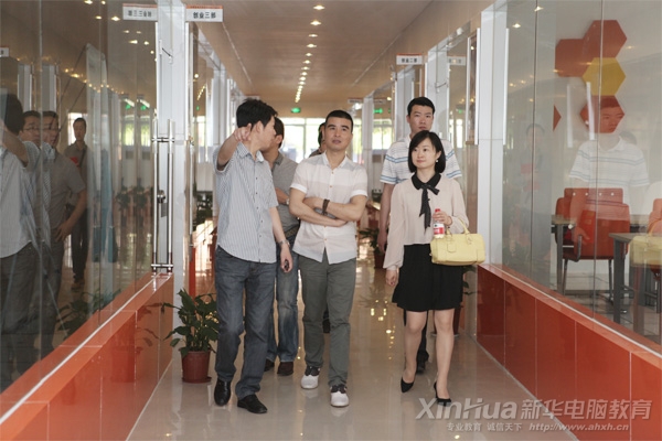 活动嘉宾张琳琳女士和吴昆明先生在副院长王胜的带领下参观“大学生电子商务创业实训基地”