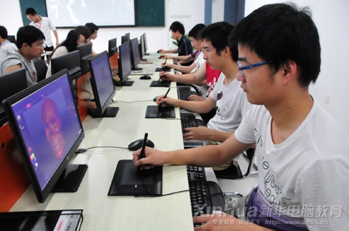 安徽新华电脑专修学院动漫游戏专业学子在“理实一体”教室上课 边学边做效果更好