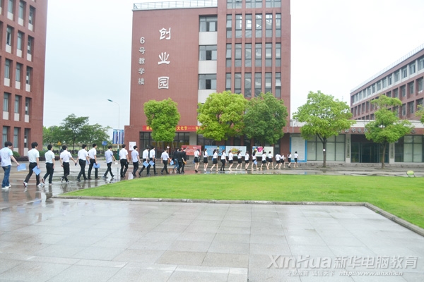 身着职业装的环境艺术实训班学子