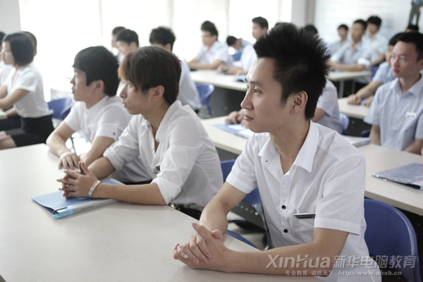 开班仪式上,同学们认真听取领导讲话