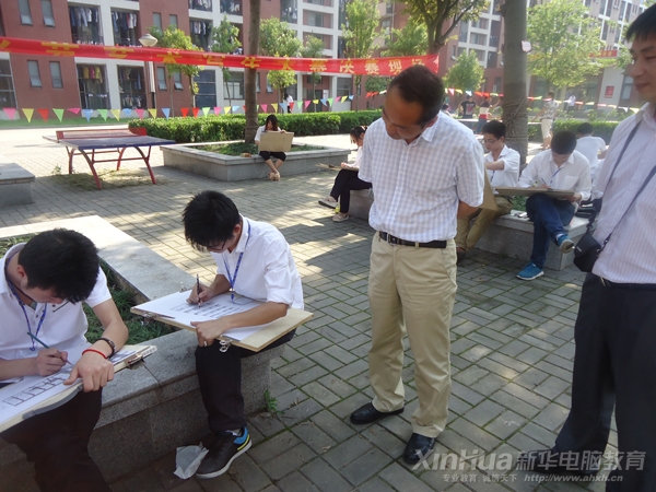 安徽新华电脑专修学院副院长孙礼平(中)观看学子比赛