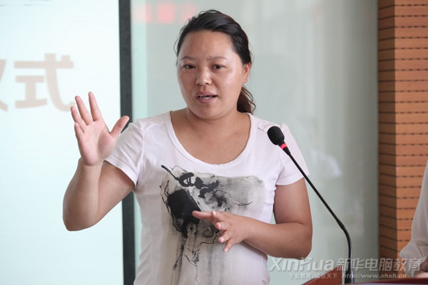 聪明仔电商运营经理刘莉在开班仪式上发言