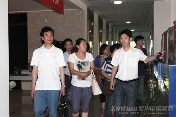 企业代表参观我院环境艺术实训基地