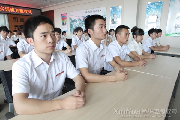 同学认真听取领导和嘉宾讲话