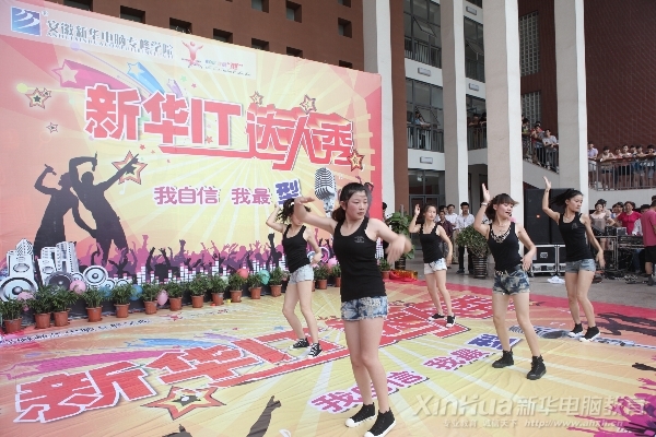 大学生power舞团动感十足的开场舞《Put Your Graffiti On Me》