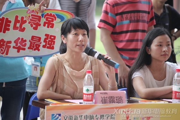 大赛评委正在对参赛选手的表演进行点评