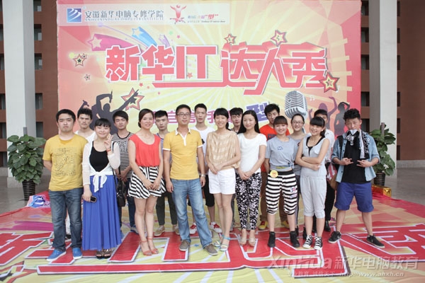 比赛结束后,参赛选手与评委老师合影留念