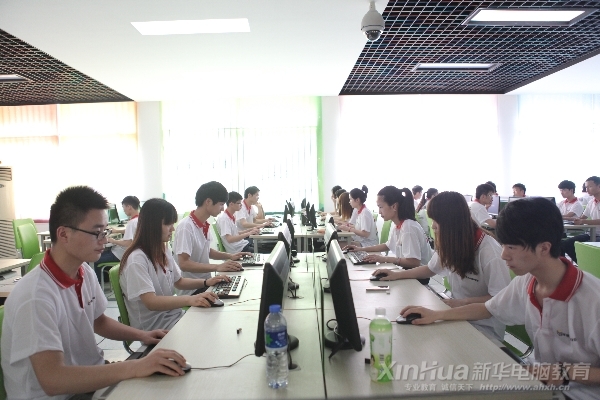 此刻他们不是同学而是对手,比赛让他们充满战斗力