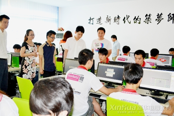 学院老师带领企业代表参观决赛现场