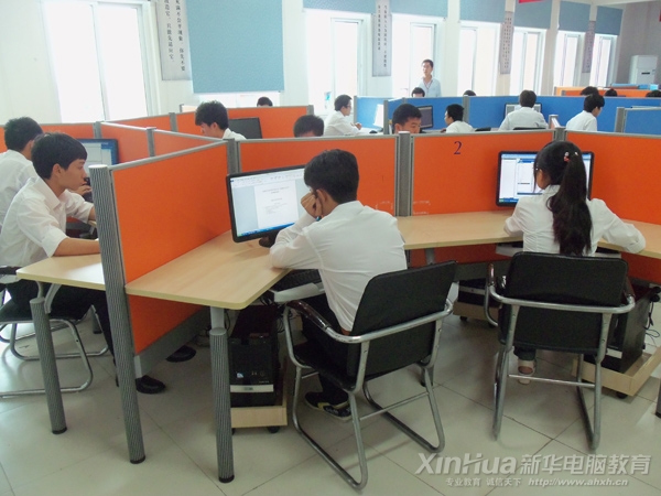 同学们正在全神贯注地参加比赛