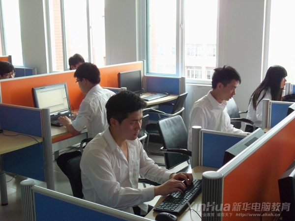 选手们争分夺秒,点燃指尖上的智慧