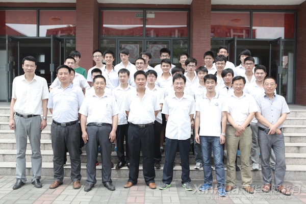 赛后全体选手与评委老师合影留念
