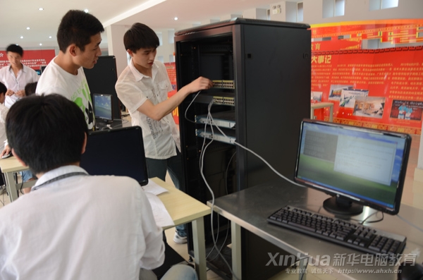 选手不慌不忙地完成比赛项目