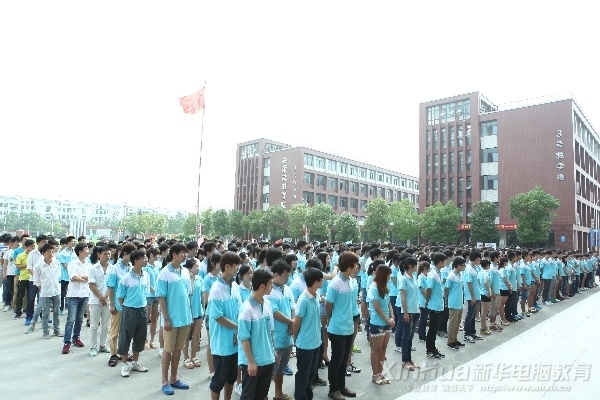 2013年新华首届网商网货对接会开幕式现场