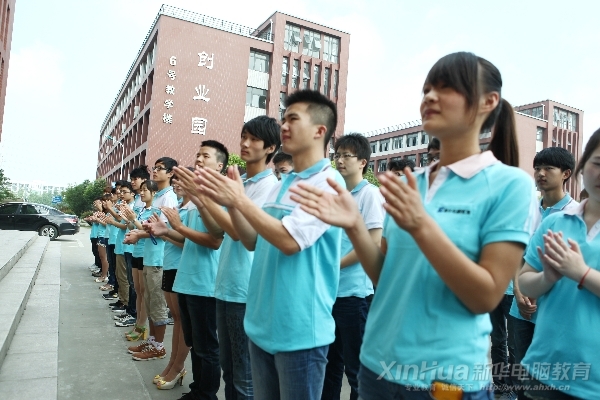 开幕式现场同学们认真听取领导讲话
