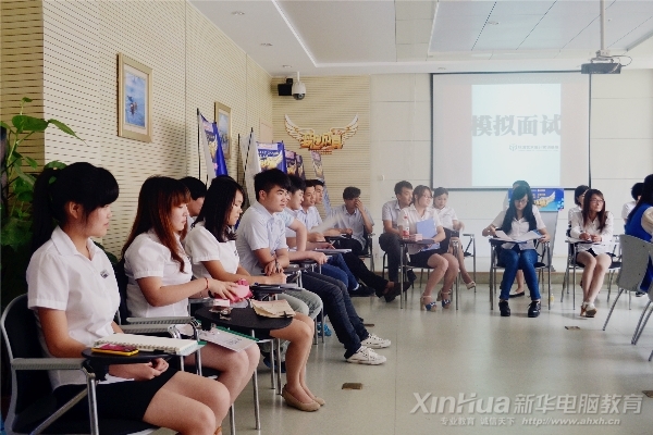 等待面试和被面试的同学们正耐心等待