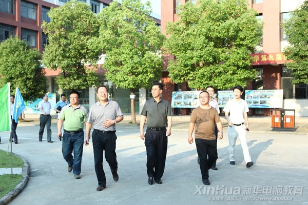 葛处长一行参观美丽的安徽新华电脑专修学院校园
