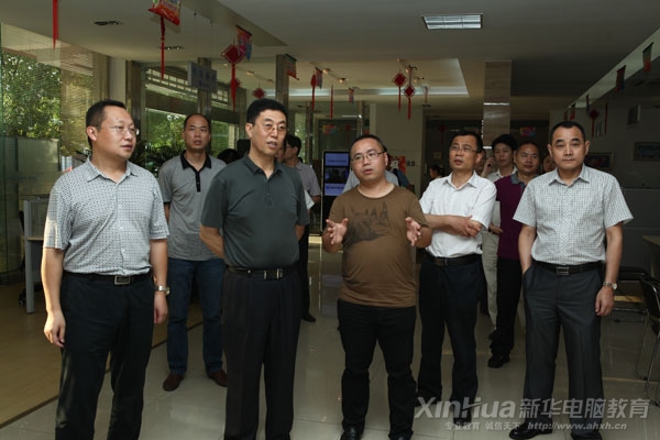 张总向葛处长介绍新华咨询中心