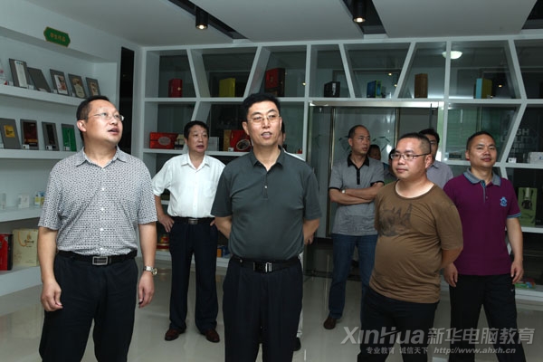 葛处长一行在张总等人的带领下参观广告艺术实训基地