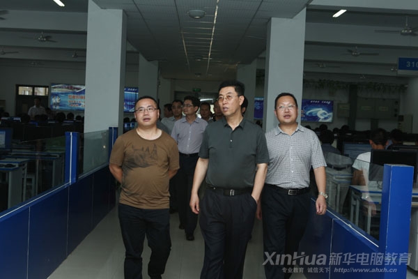 葛处长一行参观新华大型实训机房
