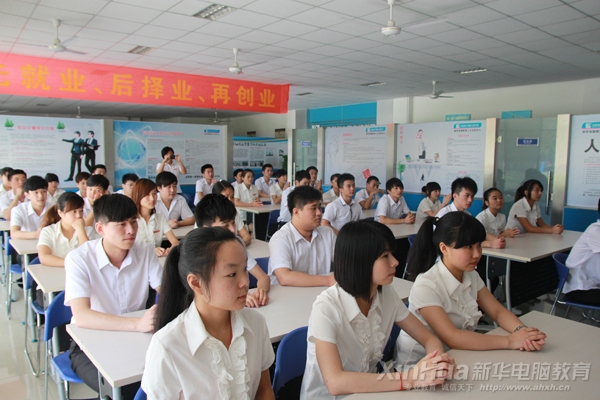 同学们认真聆听领导讲话