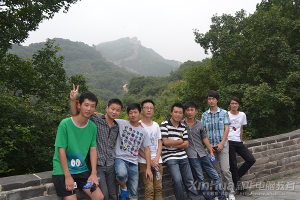 部门学子在长城上合影