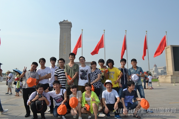参观人民英雄纪念碑.