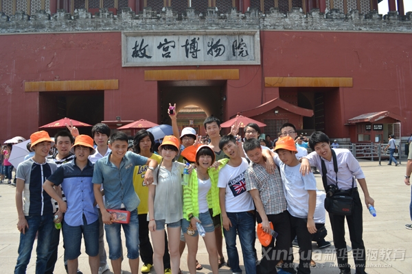 学子参观北京故宫博物馆