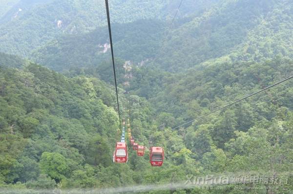 天堂寨之行,师生乘坐缆车观光