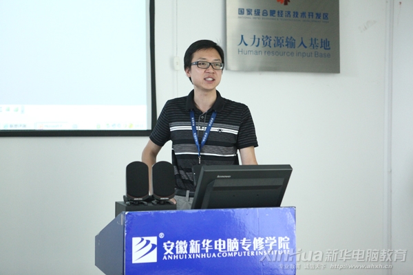 明达公司技术经理张先生在招聘会上做企业介绍