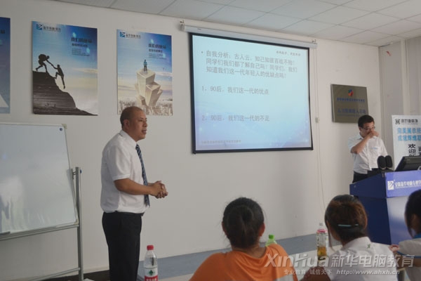 南京面对面装饰集团企划总监张先生向同学们介绍企业