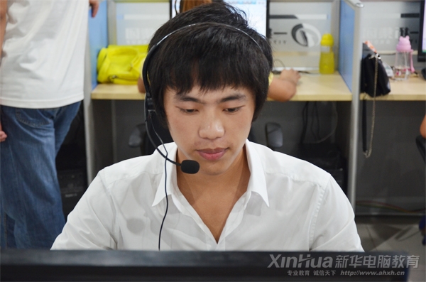 正在一拓集团实习的新华学子黄吉平