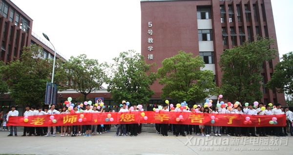 一大早,同学们都在排队等候老师们的到来