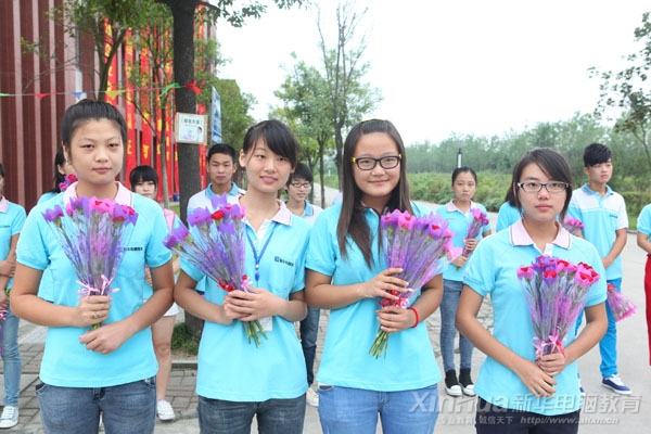 同学们手捧鲜花等待老师们的到来