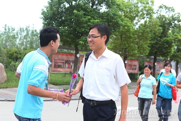学生为单东军老师献上鲜花和祝福