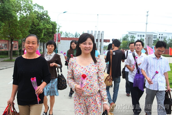 收到同学们的花和祝福,老师很开心也很感动