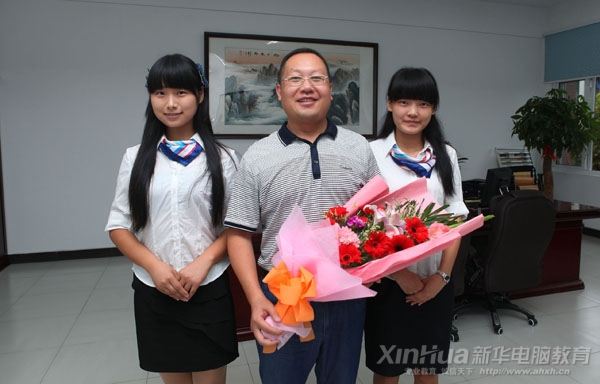 同学们为学院院长何贵金送上鲜花和祝福
