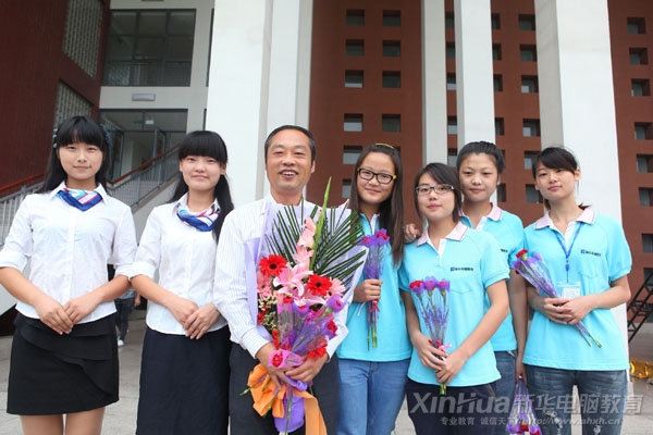 同学们祝副院长孙礼平教师节快乐,并合影留念