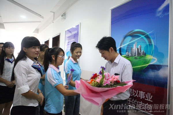 同学们为副院长王胜送来鲜花和祝福