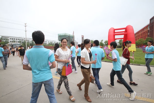 整个校园里都洋溢着幸福、喜悦和感动
