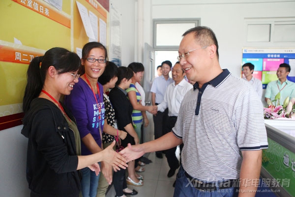 何院长等人亲切慰问各专业老师
