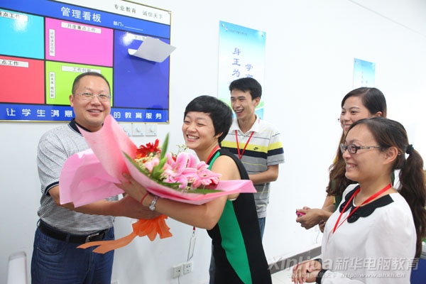 何院长为老师鲜花,并祝大家教师节快乐