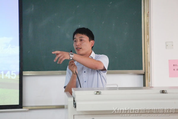安徽新华创就业指导中心陈老师正在为同学们作就业演讲