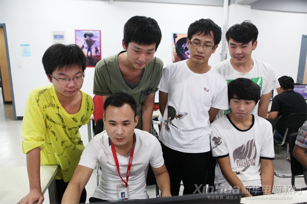 动漫游戏专业刘振老师在辅导学生学习