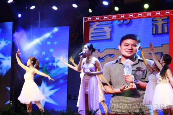 活动现场,新华老师带来歌曲《长大后我就成了你》