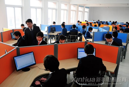新华软件开发专业学生在导师的指导下做项目实训
