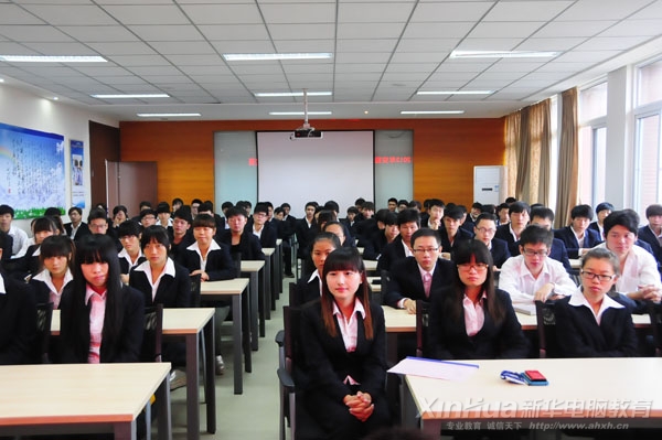 同学们认真聆听领导讲话